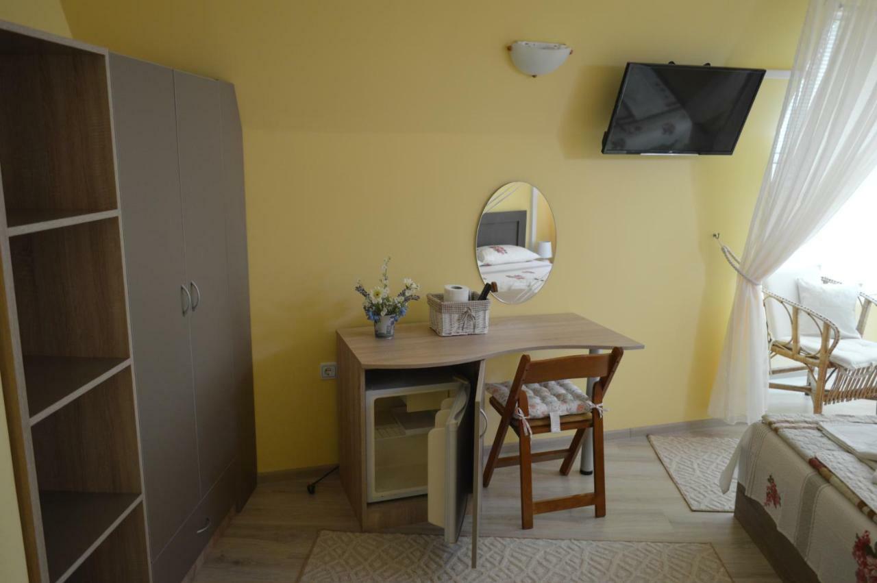 Dimana Hotel Chernomorets Buitenkant foto